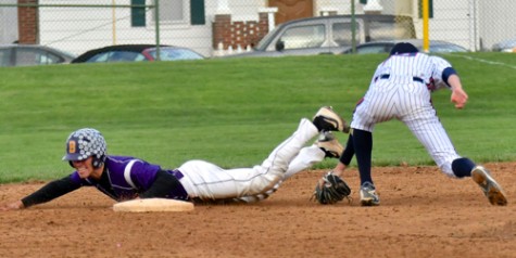 Damon Dues had a two-run knock as the Aviators stretched the lead to 9-2, here he made it safe to second base.