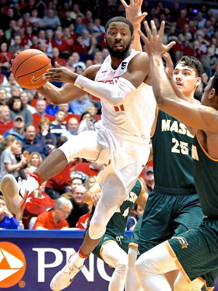 Scoochie Smith scored 16 to lead the Flyers.