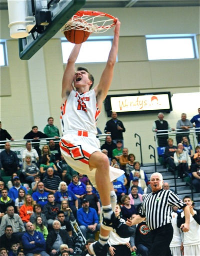 Justin Ahren's second half dunk momentarily gave Versailles the lead and momentum.