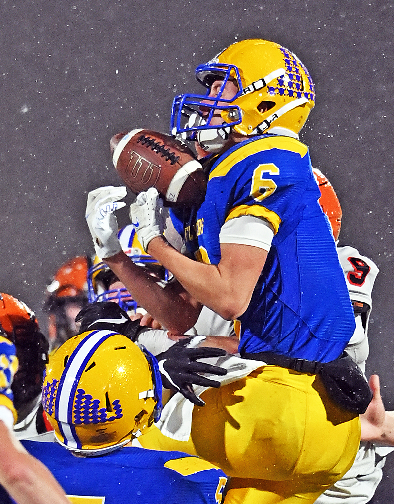Marion Local football keeps rolling with 35-3 win over Versailles in  regional semifinal - Sports Illustrated High School News, Analysis and More