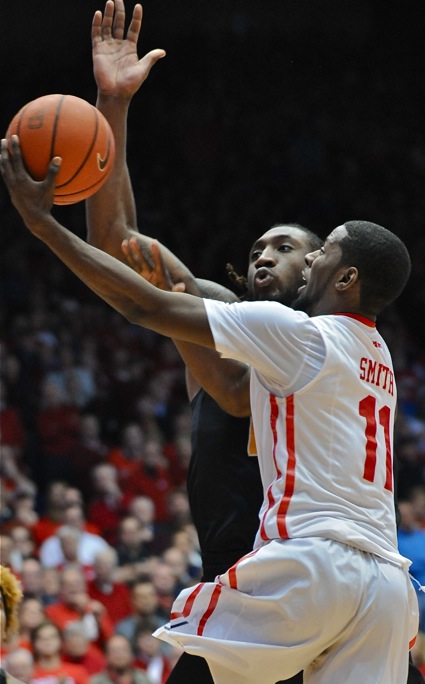Scoochie Smith's 29 points lifted the Flyers in a desperate circumstance.