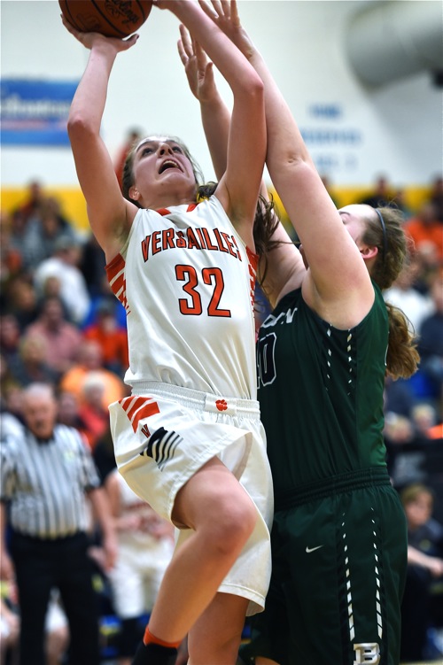Daniell Winner beats Emma Broermann for two of her game-high 13 points.